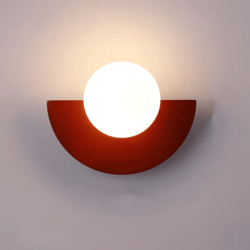 Minimalistische moderne Wandleuchte mit Glaskugel und LED-Licht