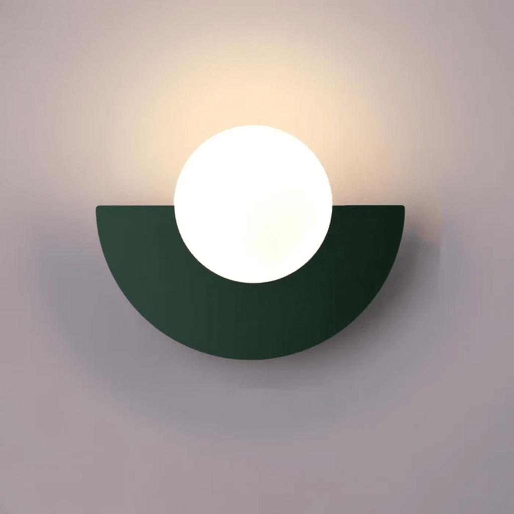 Minimalistische moderne Wandleuchte mit Glaskugel und LED-Licht