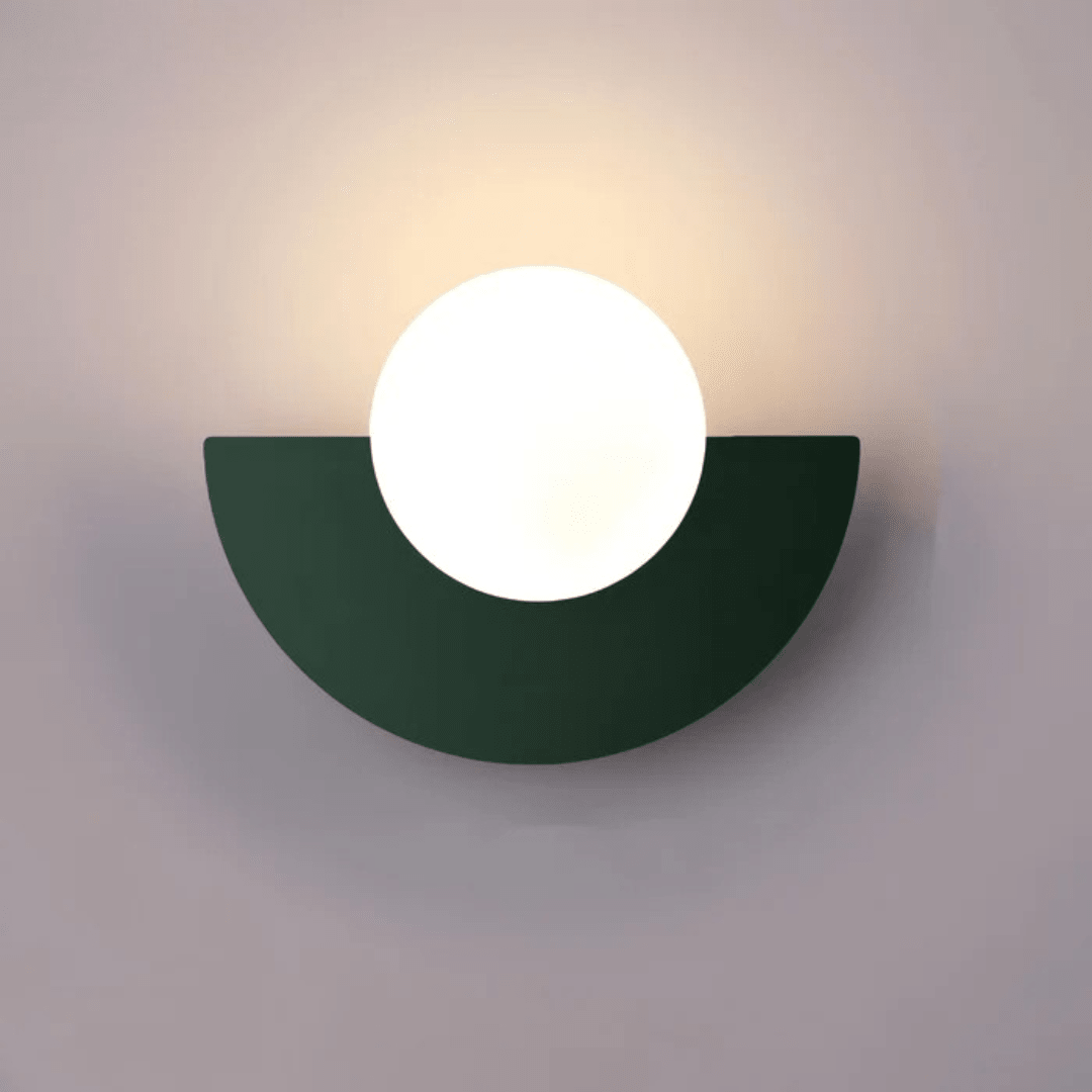 Minimalistische moderne Wandleuchte mit Glaskugel und LED-Licht