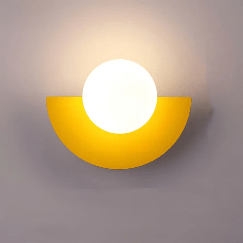 Minimalistische moderne Wandleuchte mit Glaskugel und LED-Licht