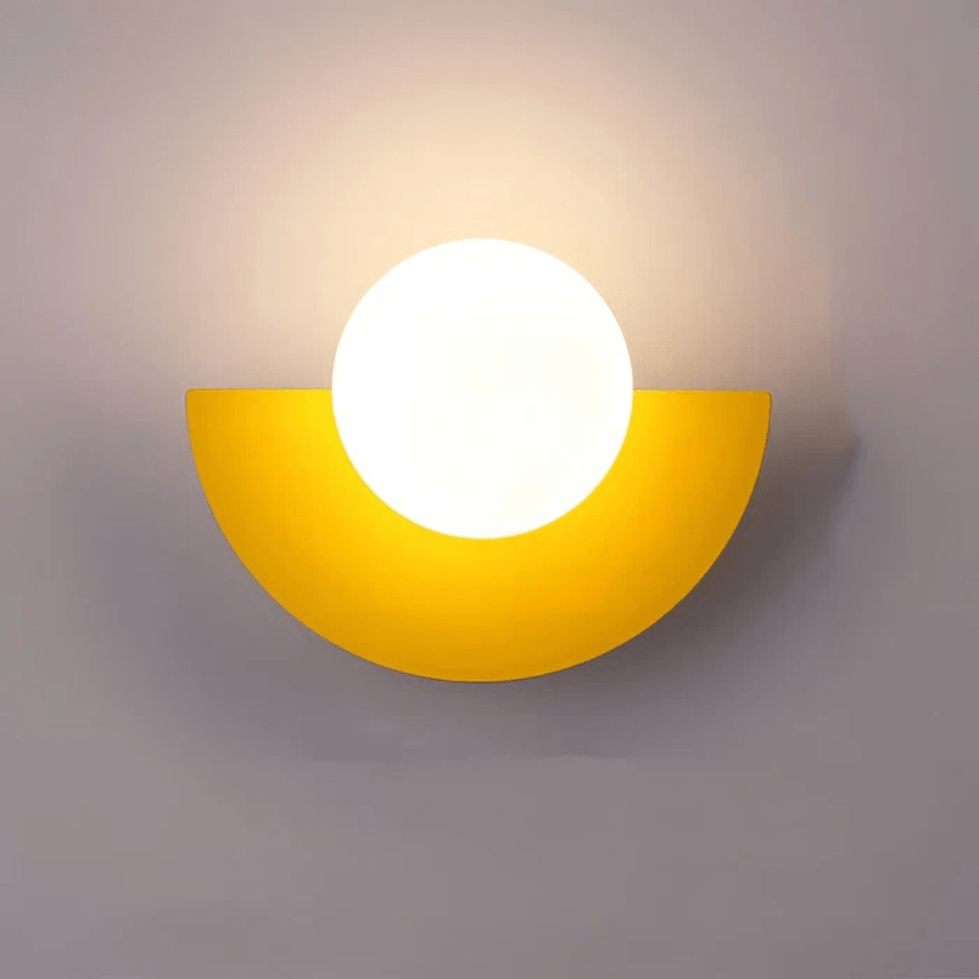Minimalistische moderne Wandleuchte mit Glaskugel und LED-Licht