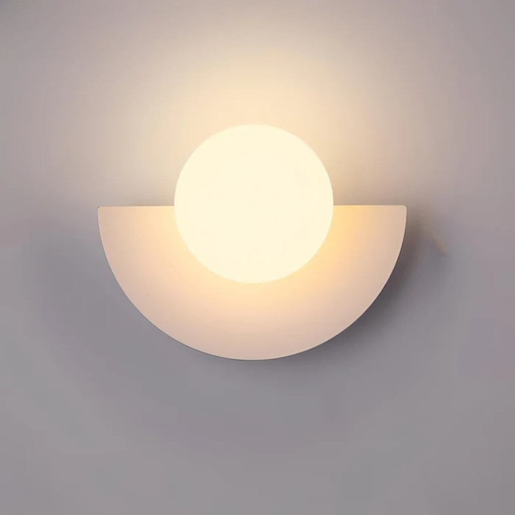 Minimalistische moderne Wandleuchte mit Glaskugel und LED-Licht
