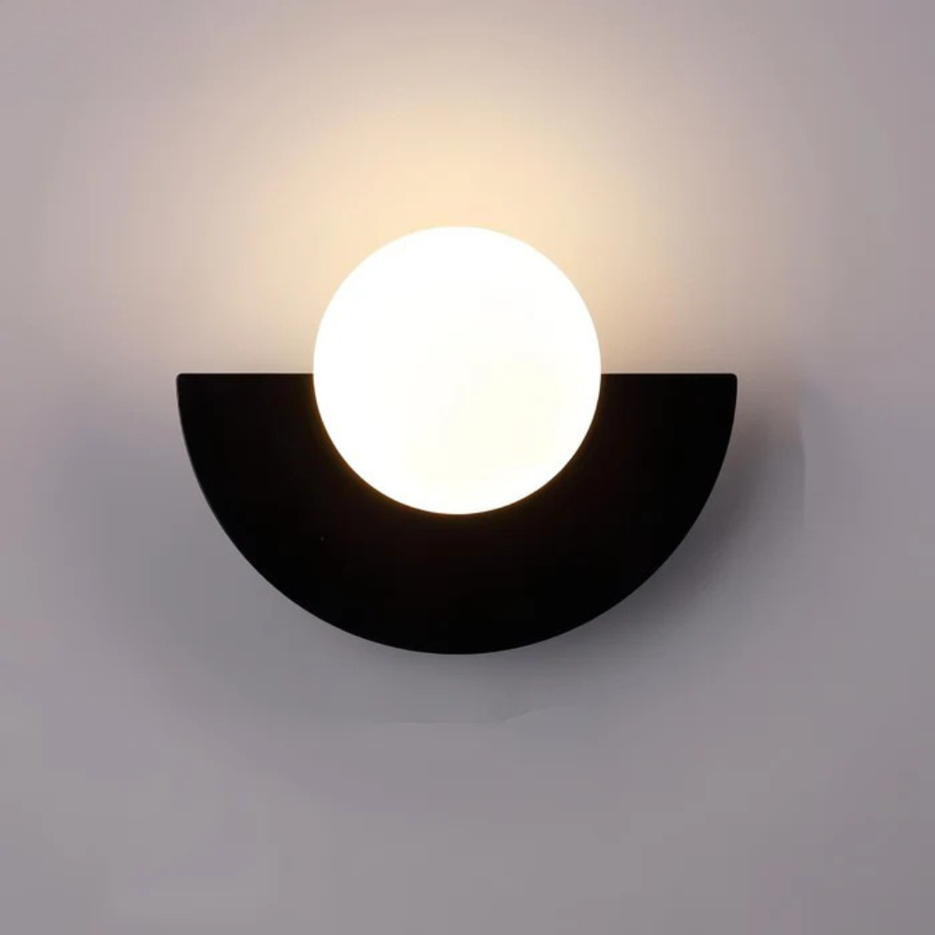 Minimalistische moderne Wandleuchte mit Glaskugel und LED-Licht
