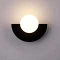 Minimalistische moderne Wandleuchte mit Glaskugel und LED-Licht