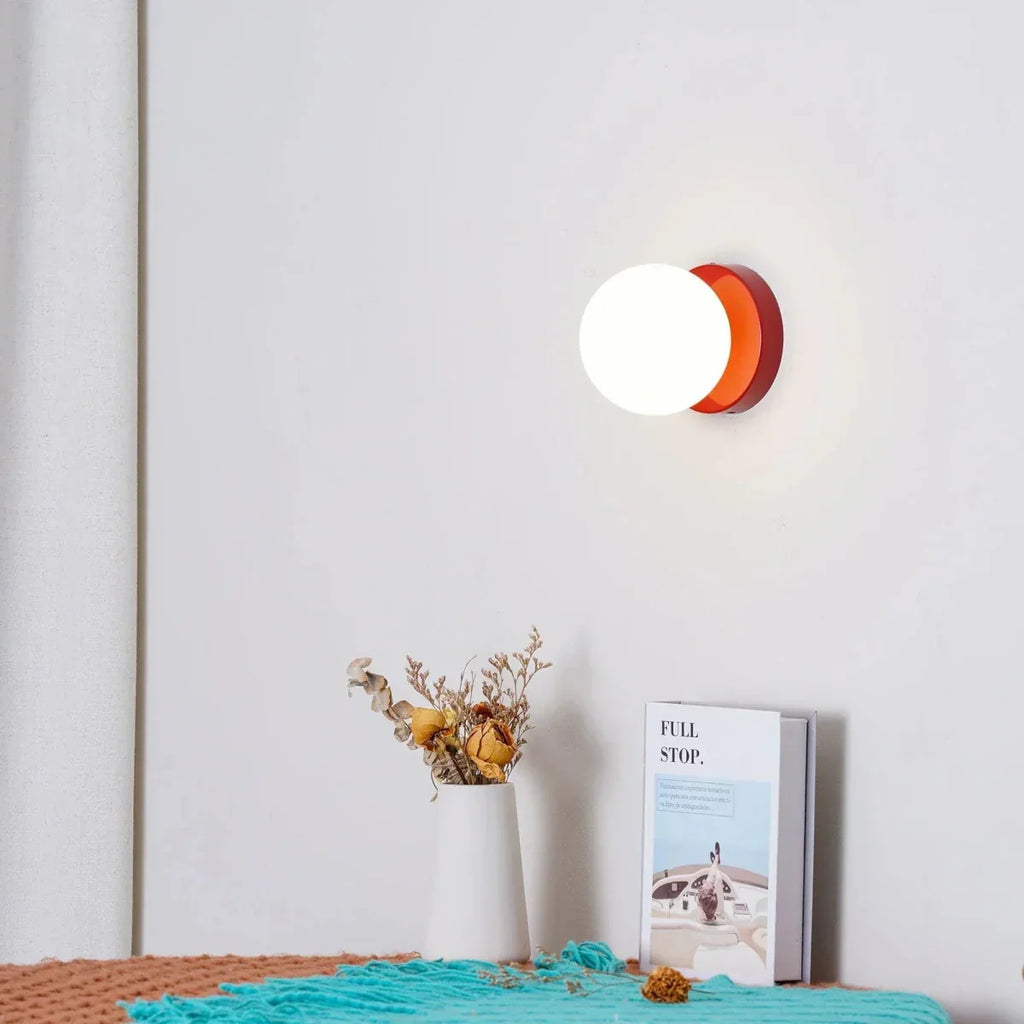 Aplique de pared LED con globo de vidrio nórdico y base metálica minimalista