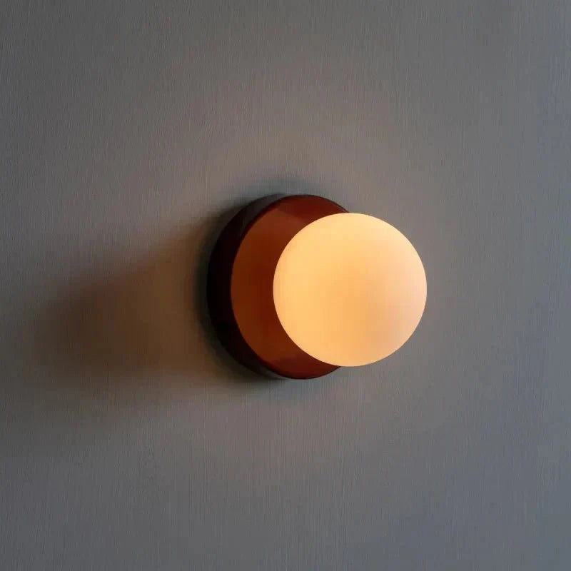Aplique de pared LED con globo de vidrio nórdico y base metálica minimalista