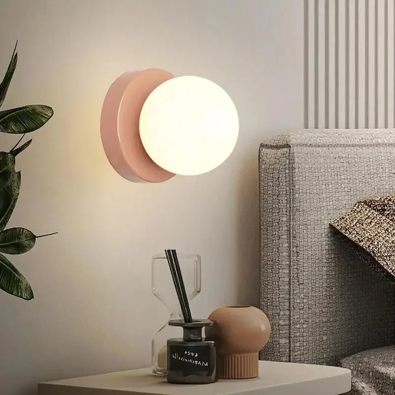 Aplique de pared LED con globo de vidrio nórdico y base metálica minimalista