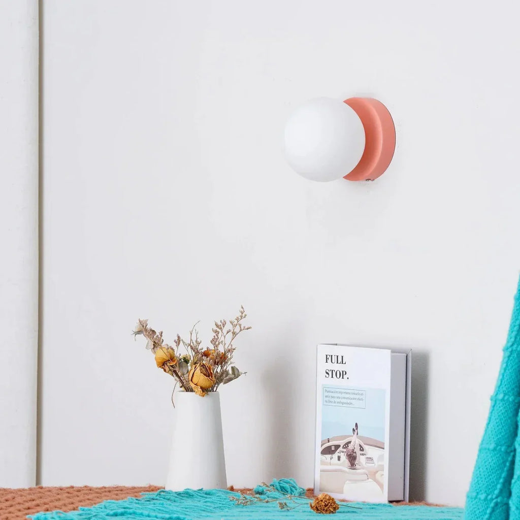 Aplique de pared LED con globo de vidrio nórdico y base metálica minimalista