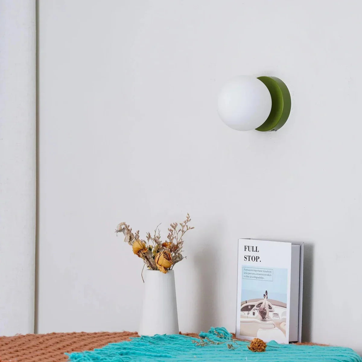 Aplique de pared LED con globo de vidrio nórdico y base metálica minimalista