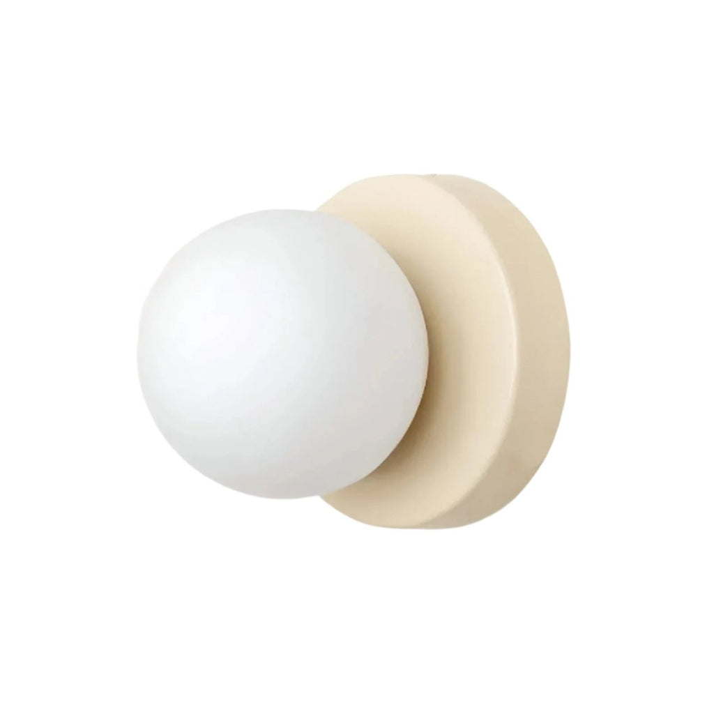 Aplique de pared LED con globo de vidrio nórdico y base metálica minimalista