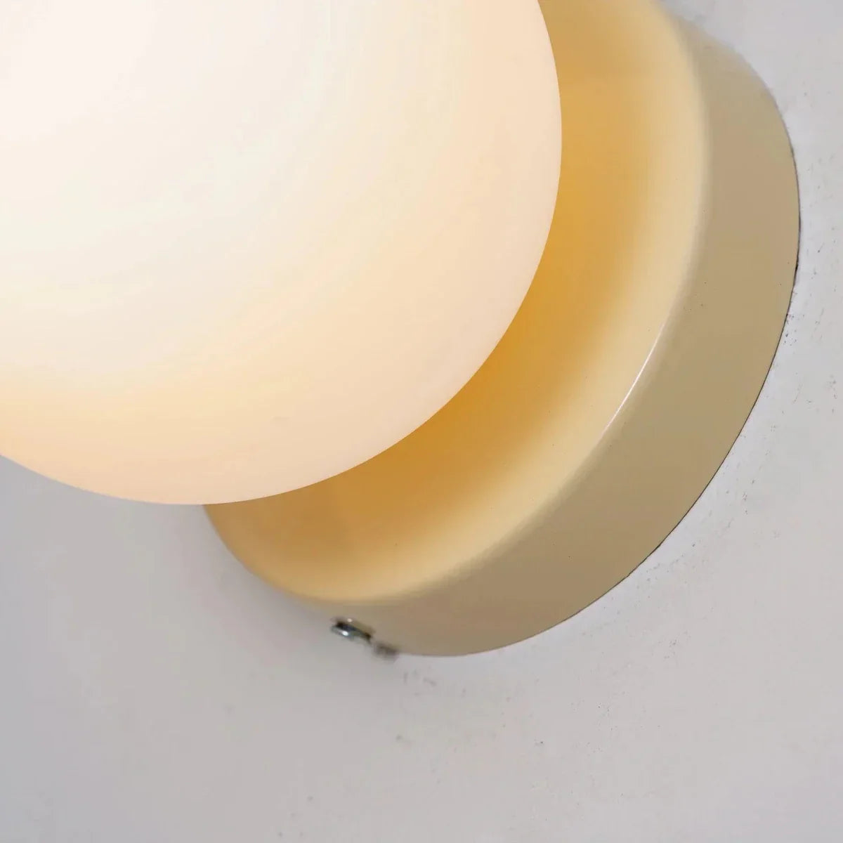 Aplique de pared LED con globo de vidrio nórdico y base metálica minimalista