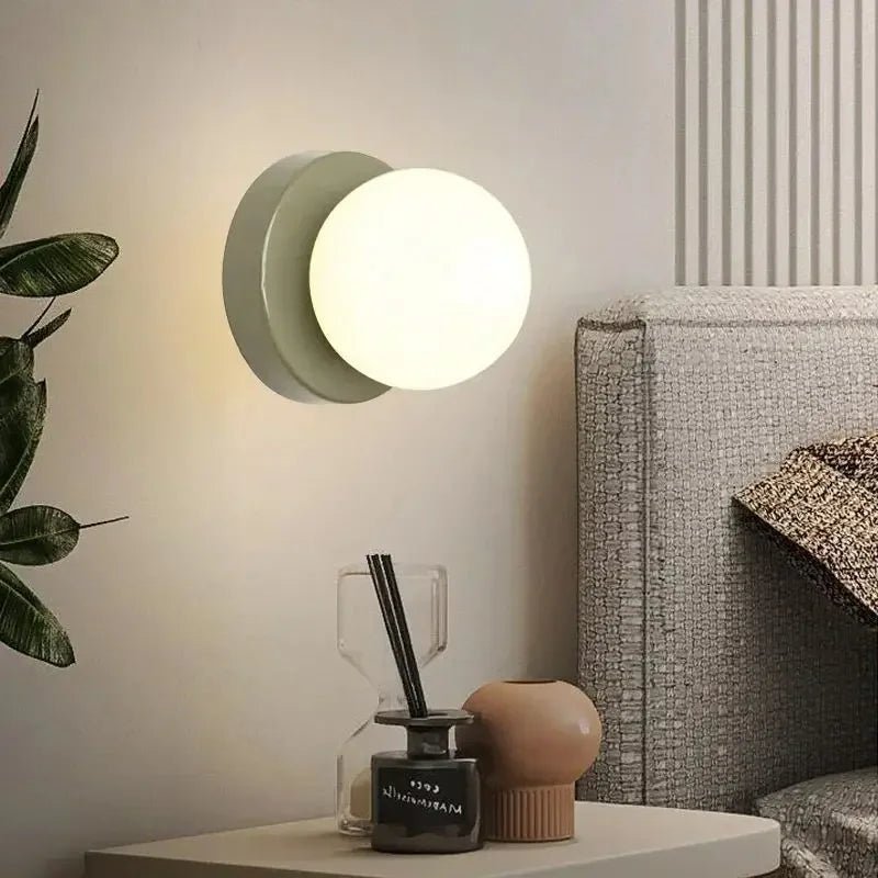 Aplique de pared LED con globo de vidrio nórdico y base metálica minimalista