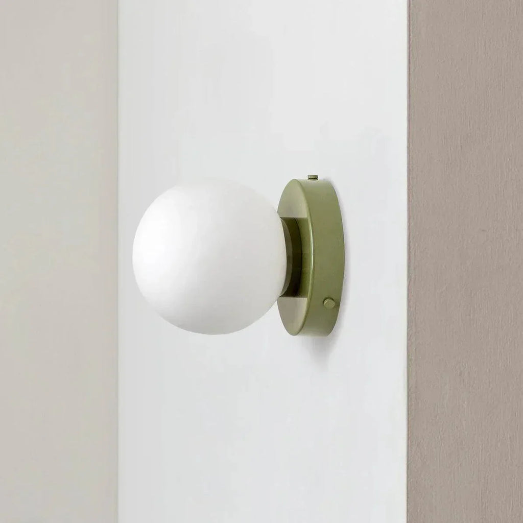 Aplique de pared LED con globo de vidrio nórdico y base metálica minimalista