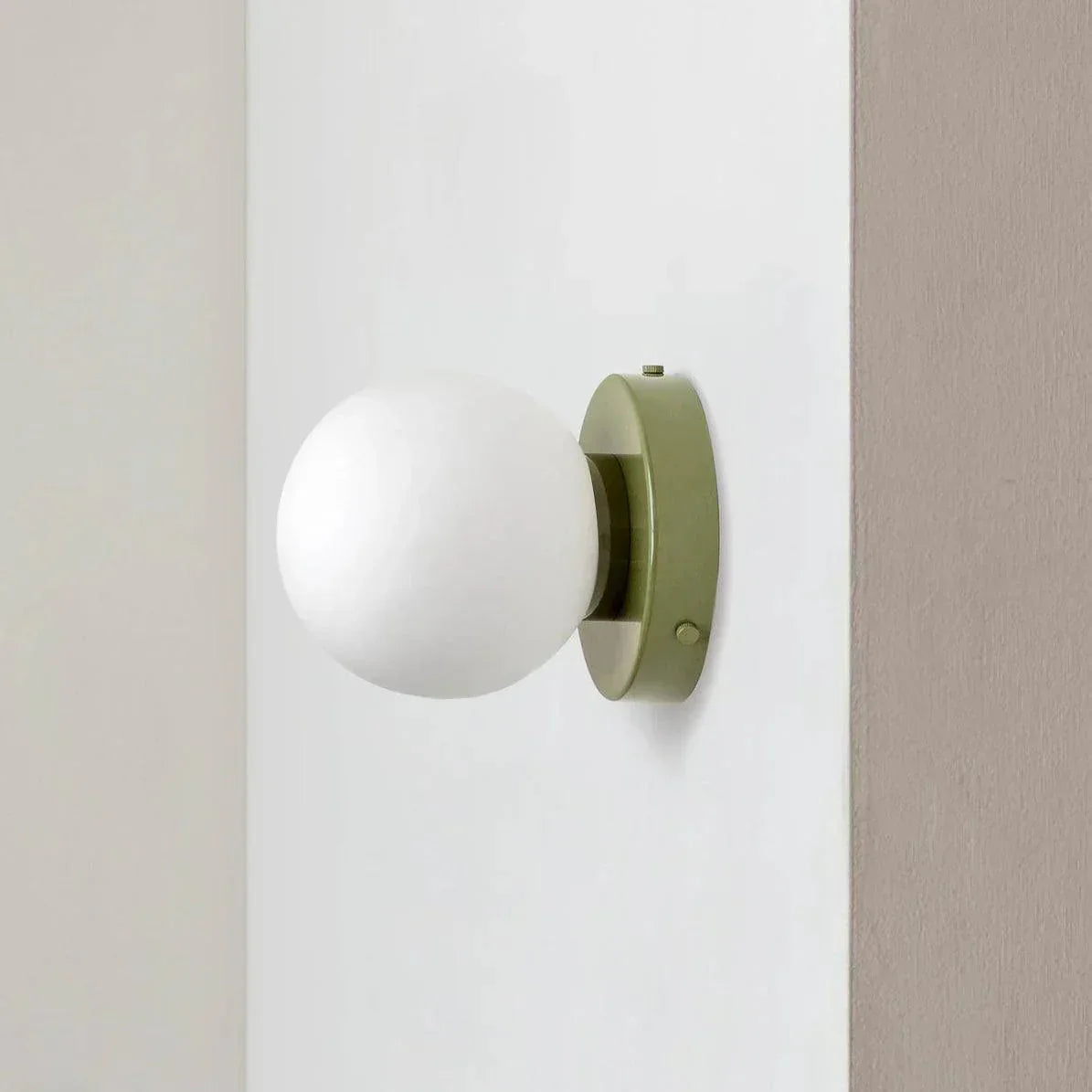 Aplique de pared LED con globo de vidrio nórdico y base metálica minimalista