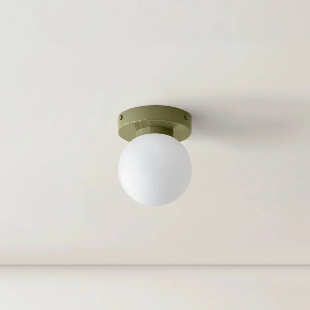 Aplique de pared LED con globo de vidrio nórdico y base metálica minimalista