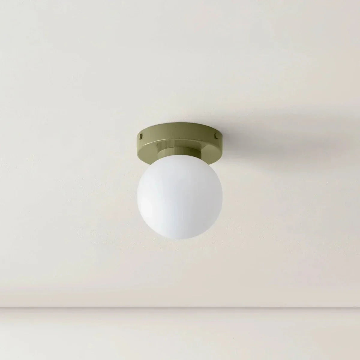 Aplique de pared LED con globo de vidrio nórdico y base metálica minimalista