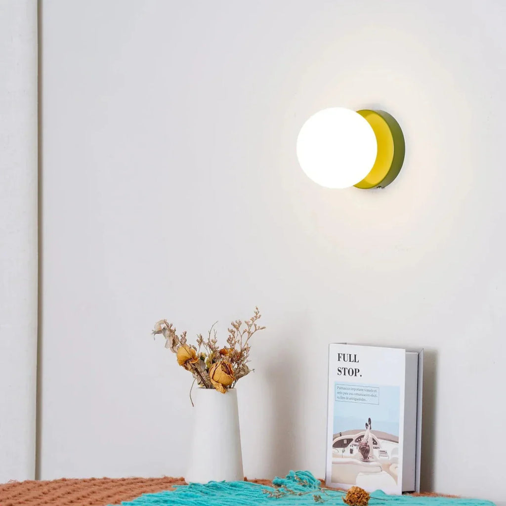 Aplique de pared LED con globo de vidrio nórdico y base metálica minimalista