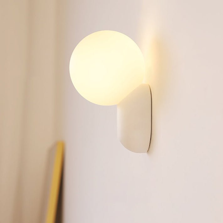 Aplique de pared moderno con globo de vidrio y una luz para iluminación del hogar