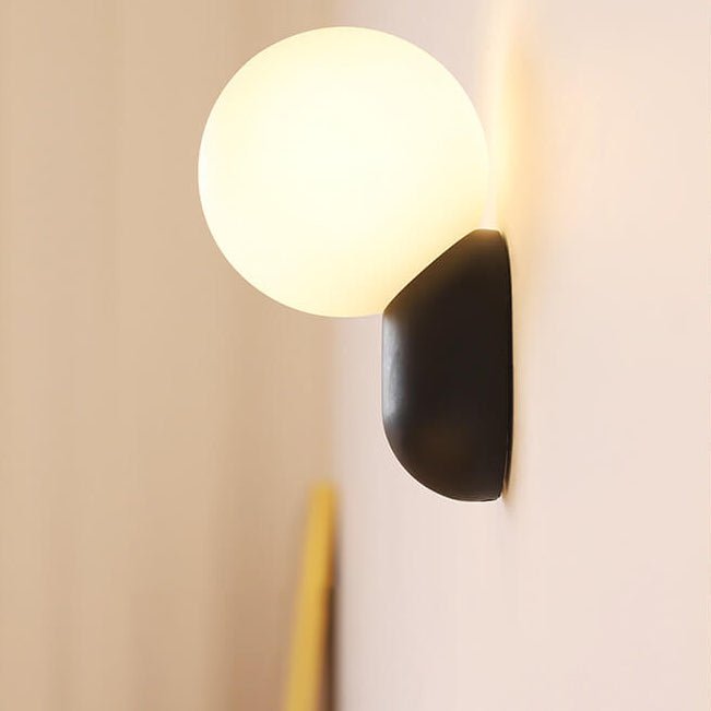 Aplique de pared moderno con globo de vidrio y una luz para iluminación del hogar