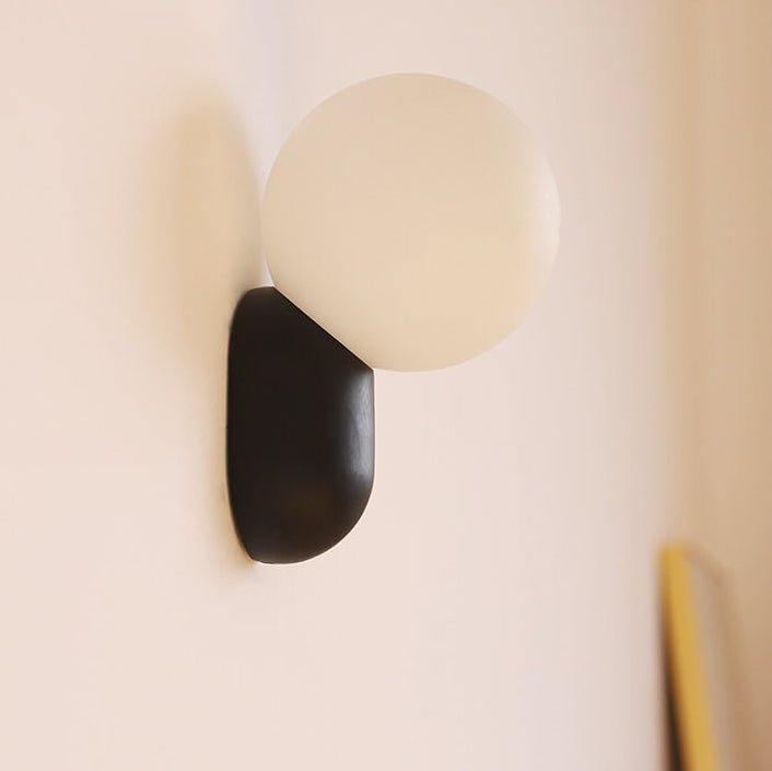 Aplique de pared moderno con globo de vidrio y una luz para iluminación del hogar