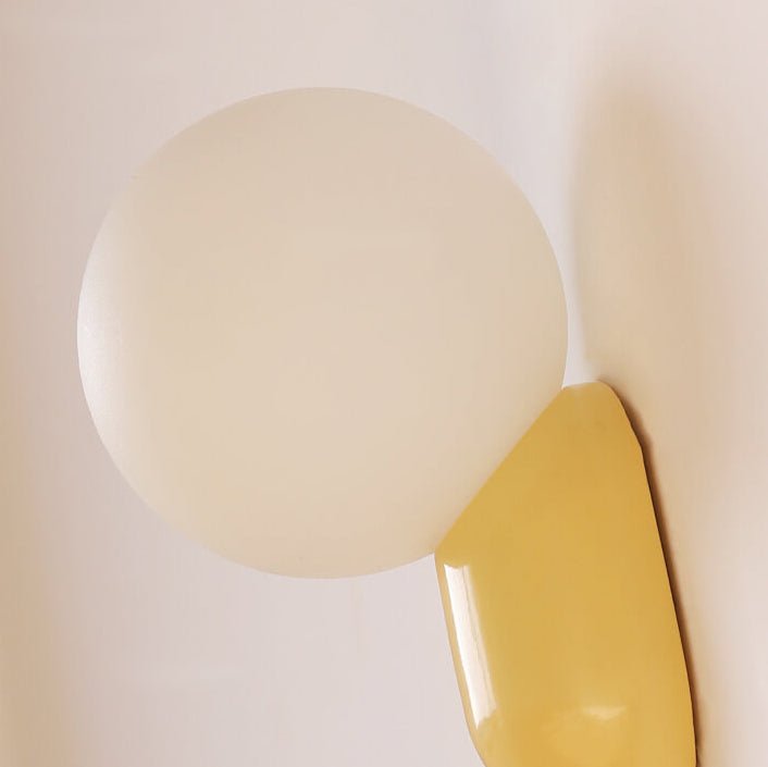 Aplique de pared moderno con globo de vidrio y una luz para iluminación del hogar