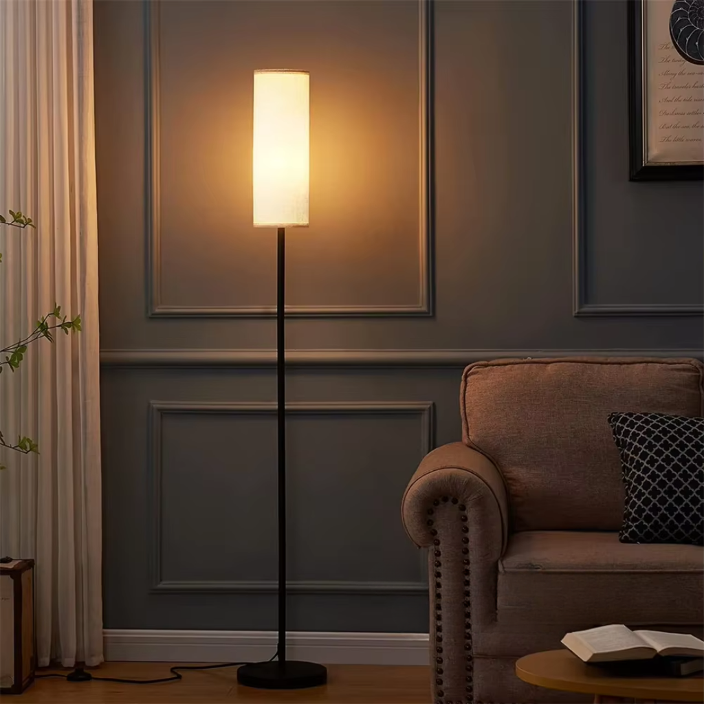 Stojací lampa s nastavitelnou jasností pro atmosféru obývacího pokoje