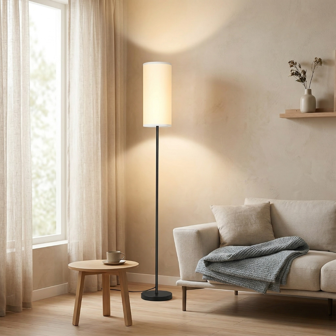 Stojací lampa s nastavitelnou jasností pro atmosféru obývacího pokoje