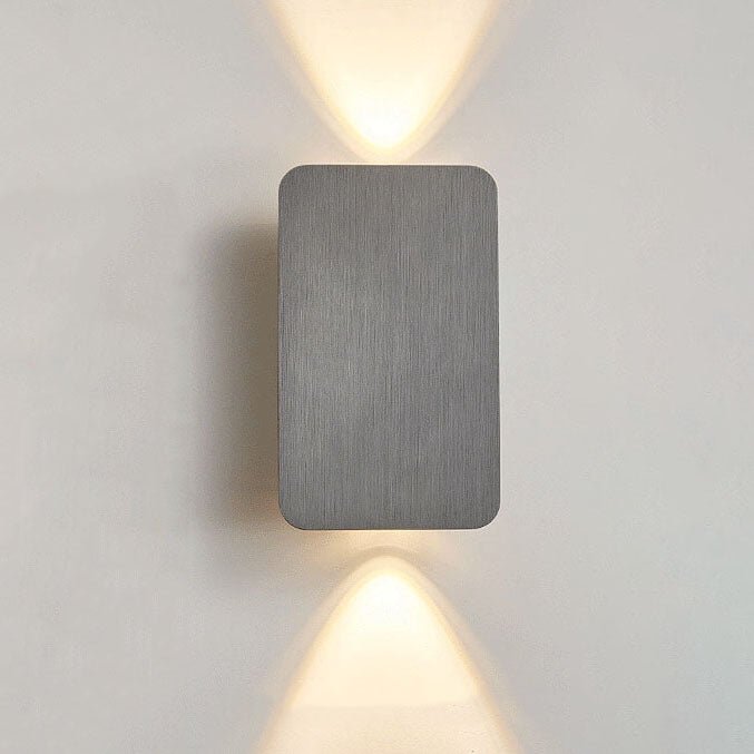 Minimalistyczna lampa ścienna LED z dwoma źródłami światła i prostokątnym panelem szklanym
