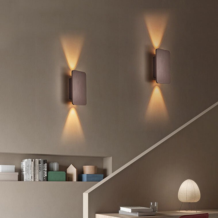 Minimalistyczna lampa ścienna LED z dwoma źródłami światła i prostokątnym panelem szklanym