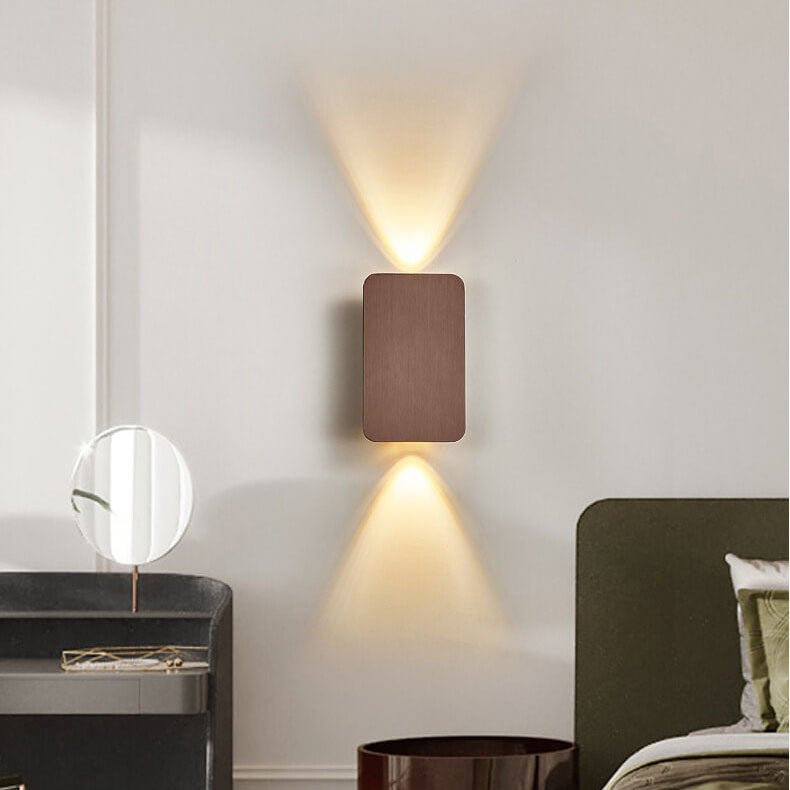 Minimalistyczna lampa ścienna LED z dwoma źródłami światła i prostokątnym panelem szklanym