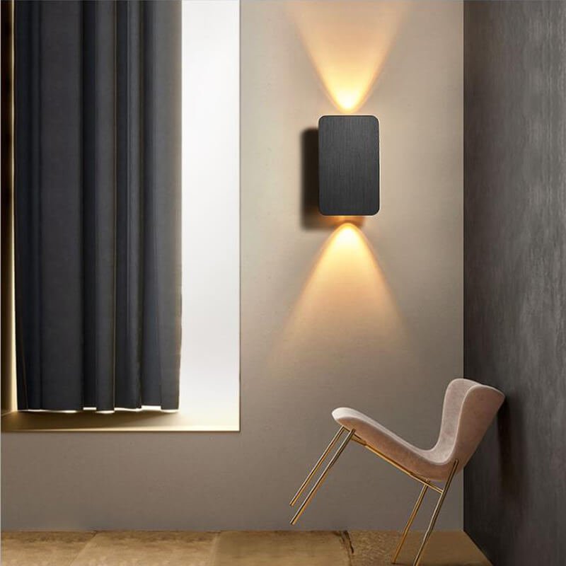 Minimalistyczna lampa ścienna LED z dwoma źródłami światła i prostokątnym panelem szklanym