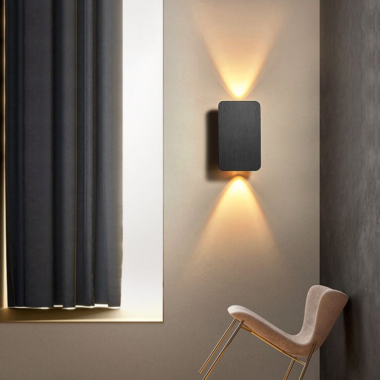 Minimalistyczna lampa ścienna LED z dwoma źródłami światła i prostokątnym panelem szklanym