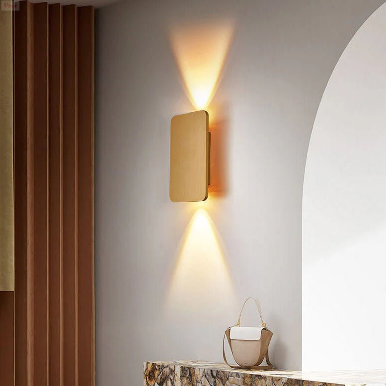 Minimalistyczna lampa ścienna LED z dwoma źródłami światła i prostokątnym panelem szklanym