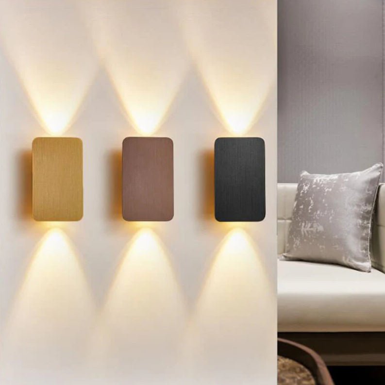 Minimalistyczna lampa ścienna LED z dwoma źródłami światła i prostokątnym panelem szklanym