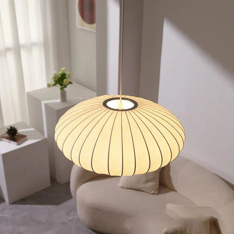 Lampa sufitowa wisząca z jedwabnym abażurem w minimalistycznym stylu