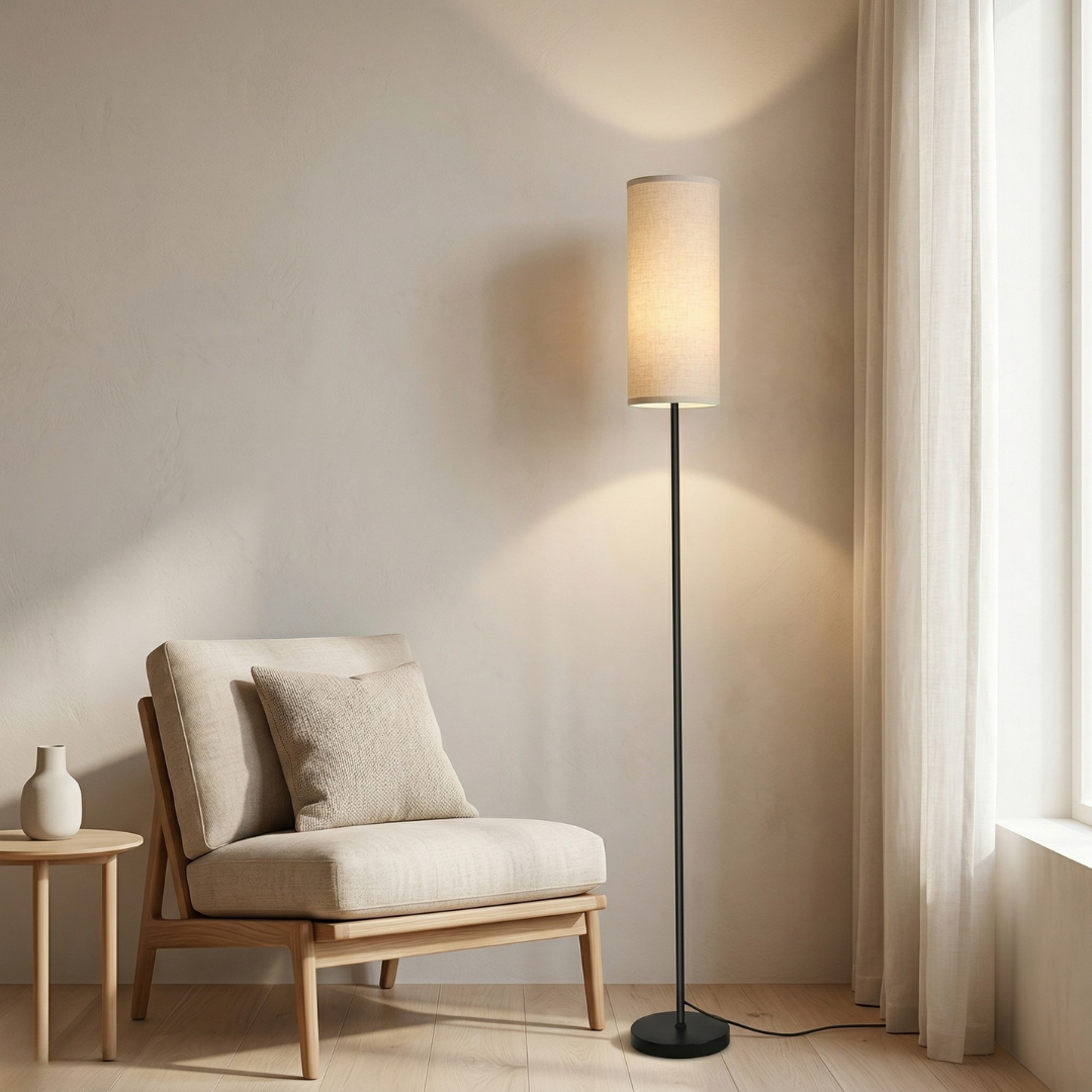 Stojací lampa s nastavitelnou jasností pro atmosféru obývacího pokoje