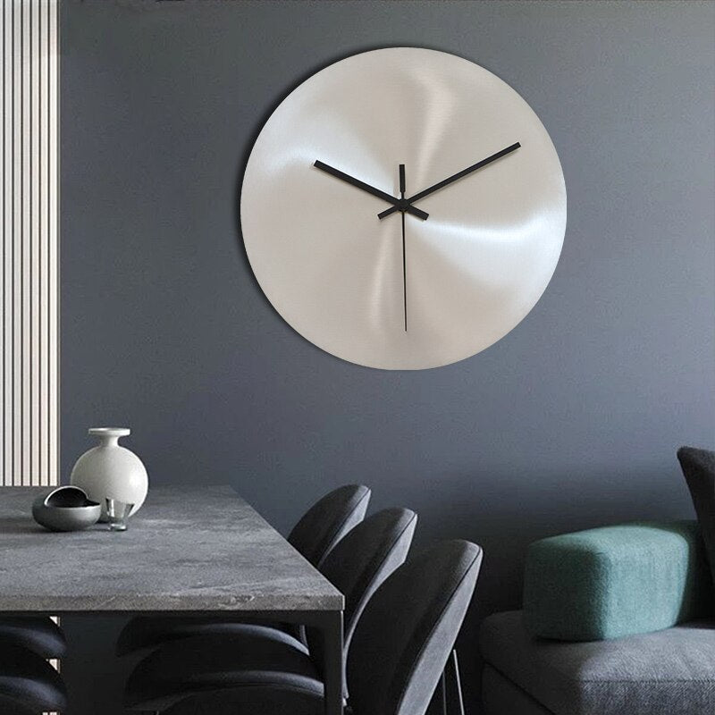 Minimalistické nástěnné hodiny z nerezové oceli – stylové a funkční!