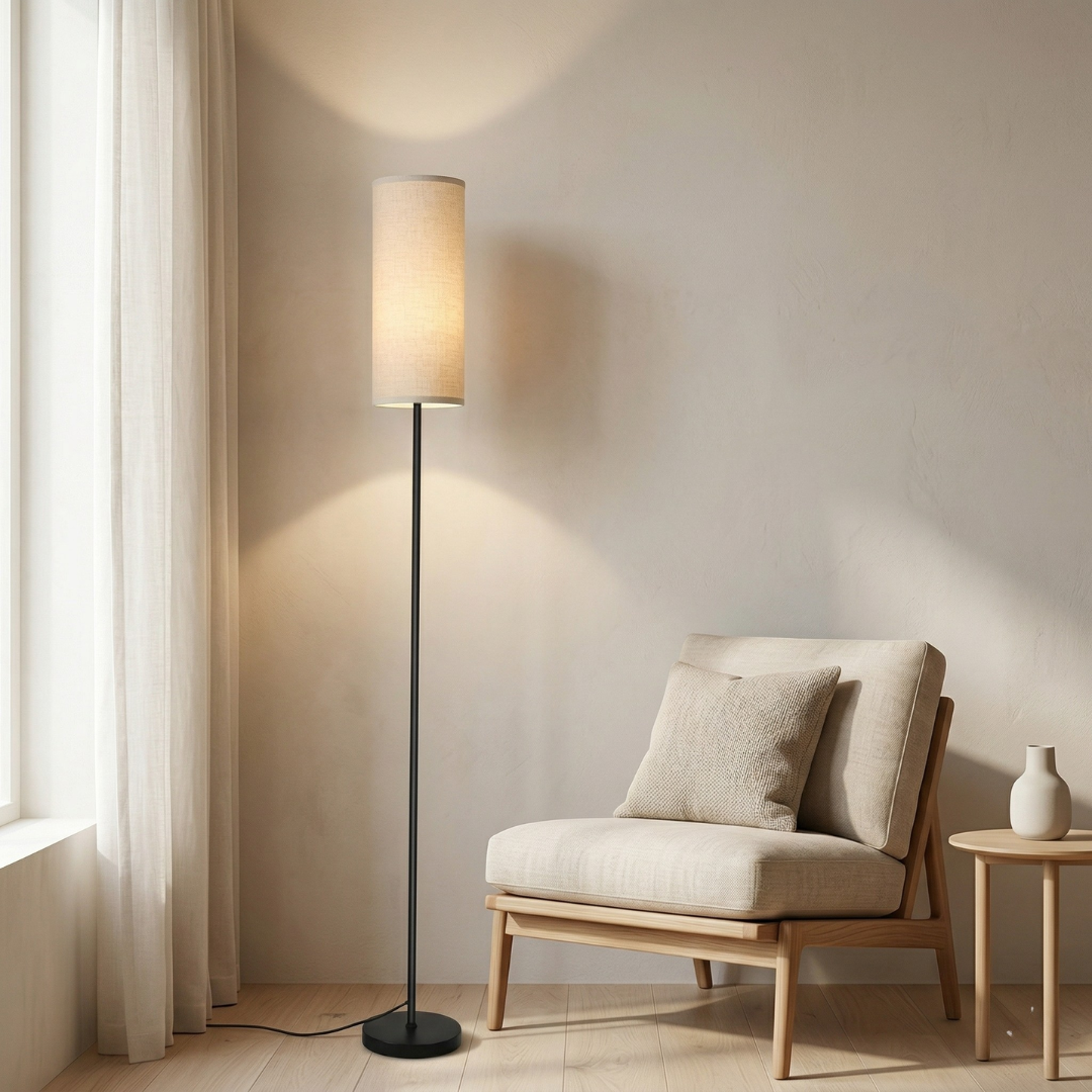 Stojací lampa s nastavitelnou jasností pro atmosféru obývacího pokoje