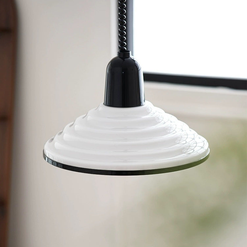 Beaumont | Francouzská závěsná lampa s krémovým sklem do jídelny
