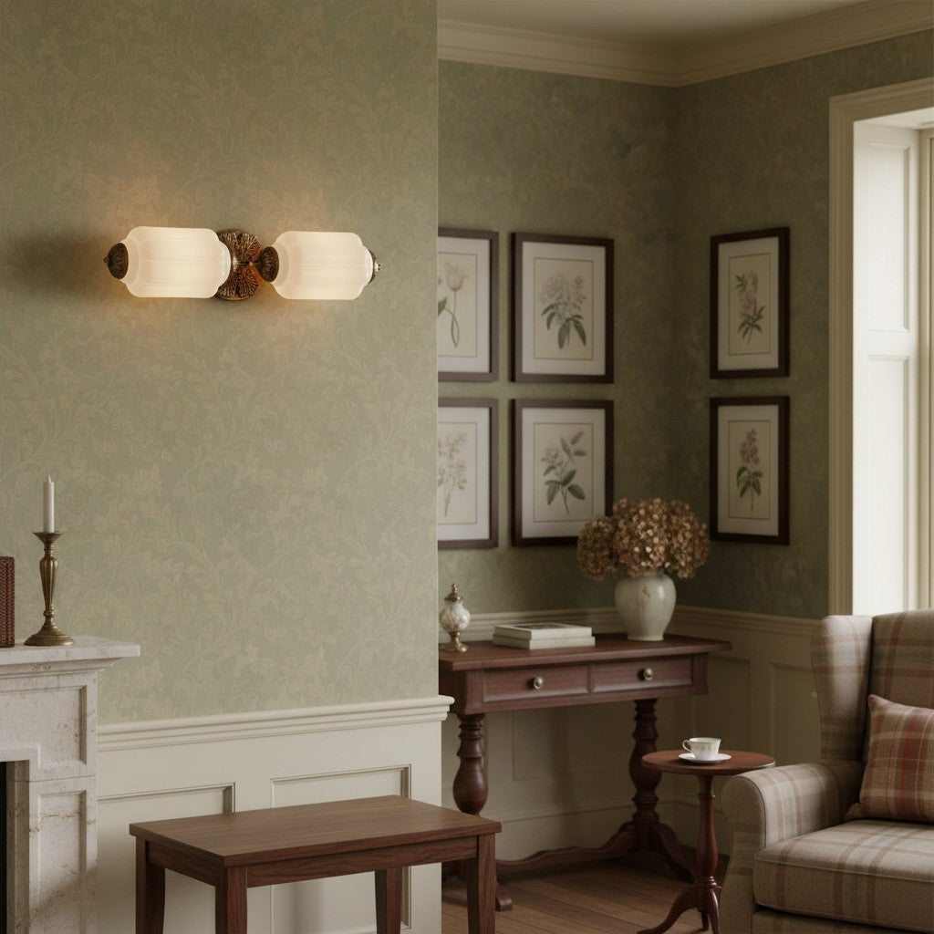 Lampa z mlecznego szkła inspirowana stylem Art Deco do toaletki w stylu vintage