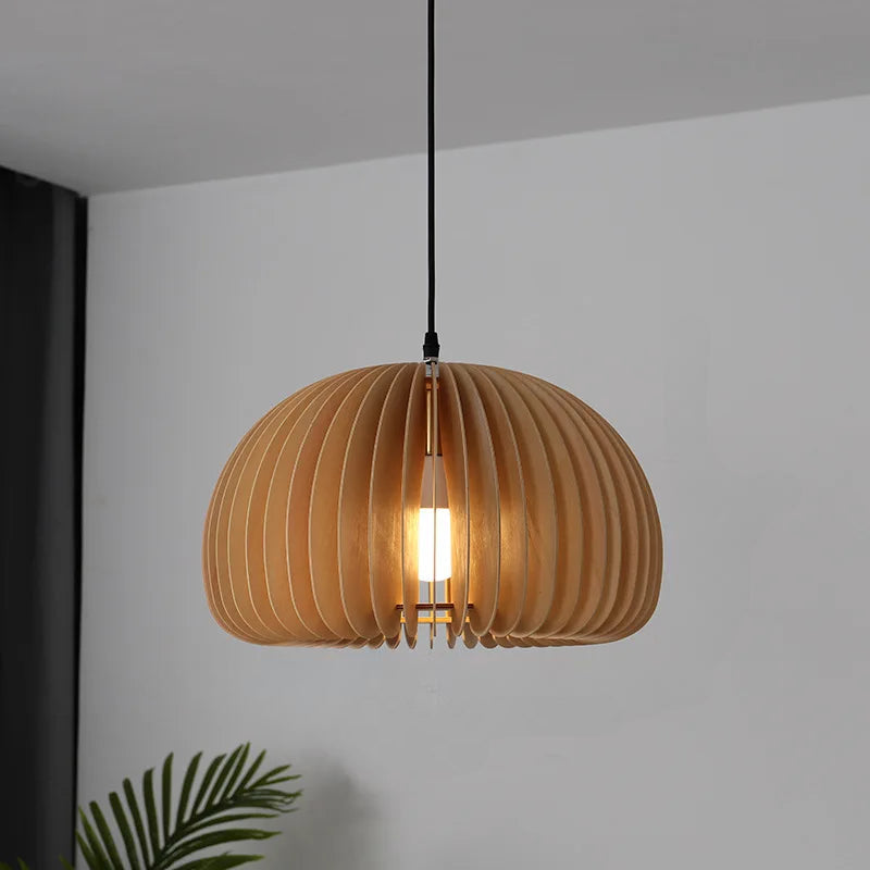 Runde Holzpendelleuchte mit skulpturalem Lampenschirm