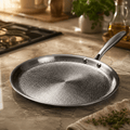 Crêpe-Pfanne mit handgehämmertem Finish und Titan-Konstruktion