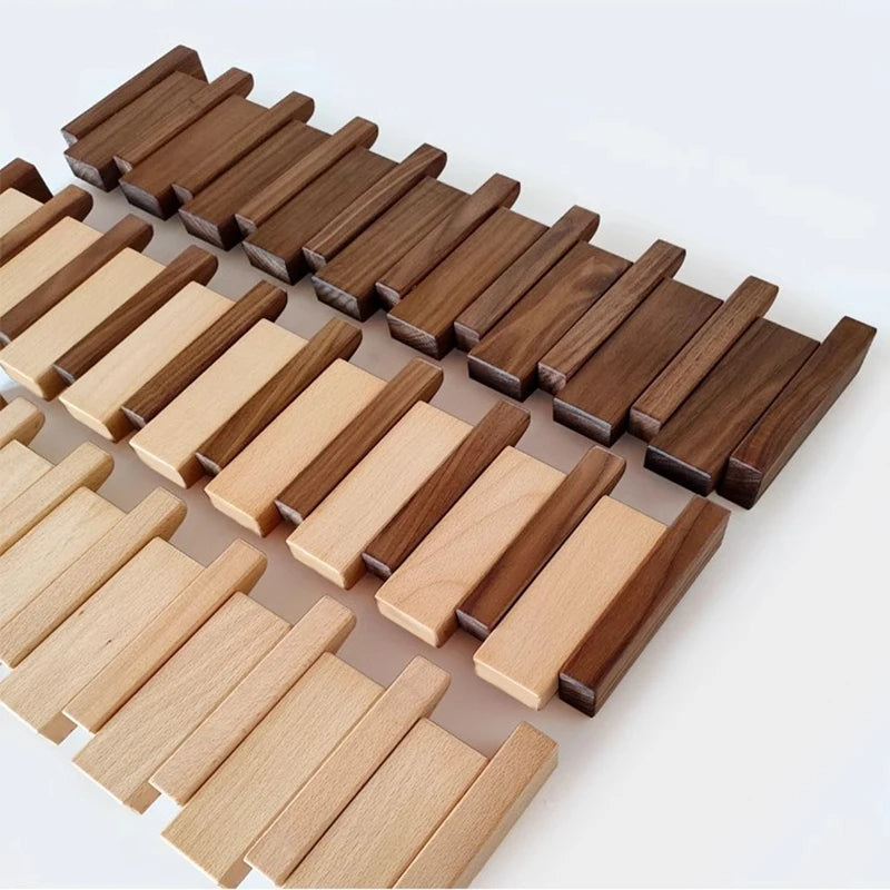 Eloria Garderobe im Klavierstil aus Holz mit klappbaren Haken