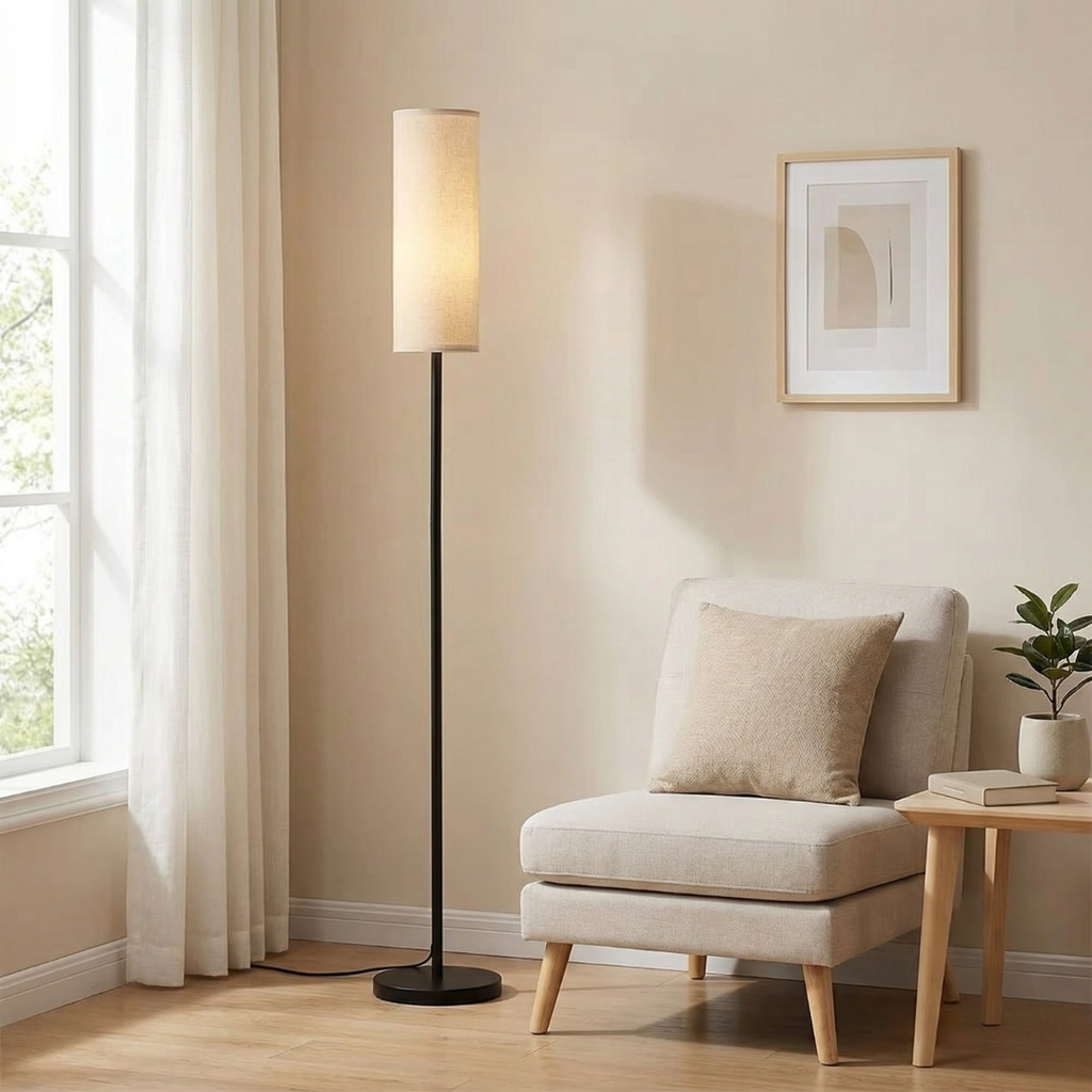 Stojací lampa s nastavitelnou jasností pro atmosféru obývacího pokoje