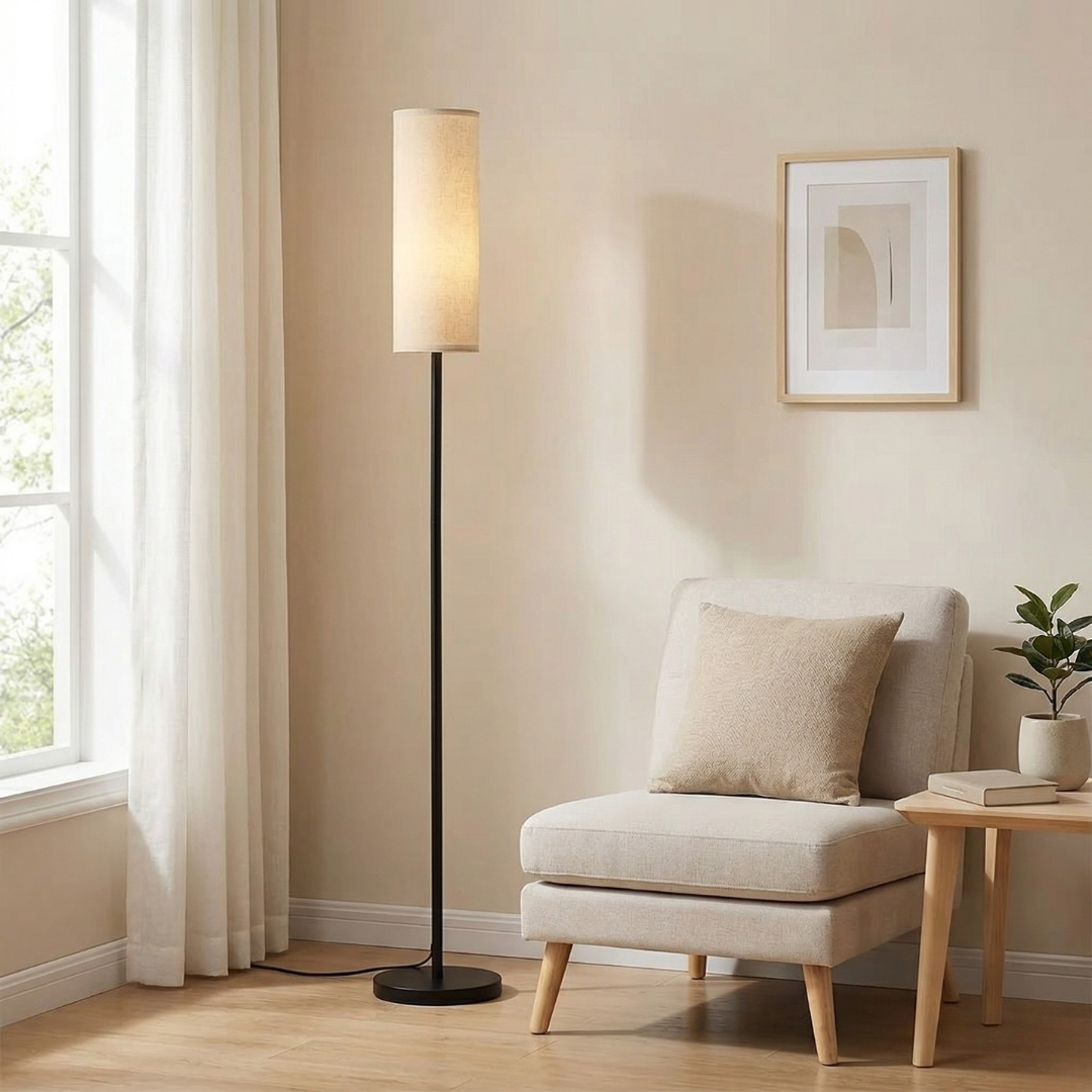 Stojací lampa s nastavitelnou jasností pro atmosféru obývacího pokoje