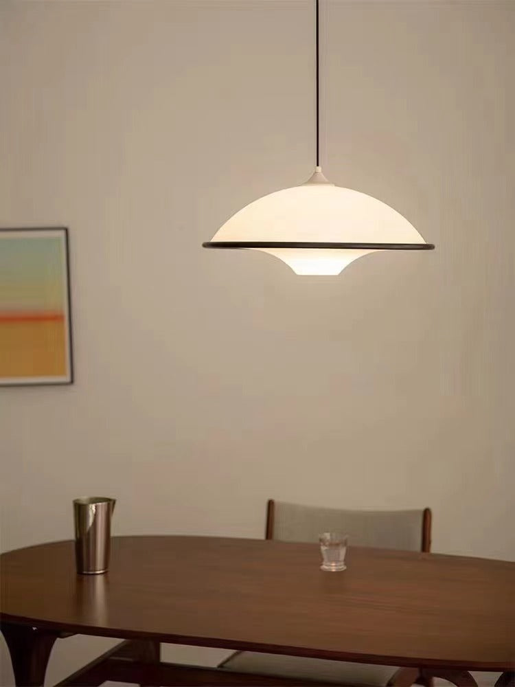 Novara | Minimalistisk UFO pendellampe med svart kant