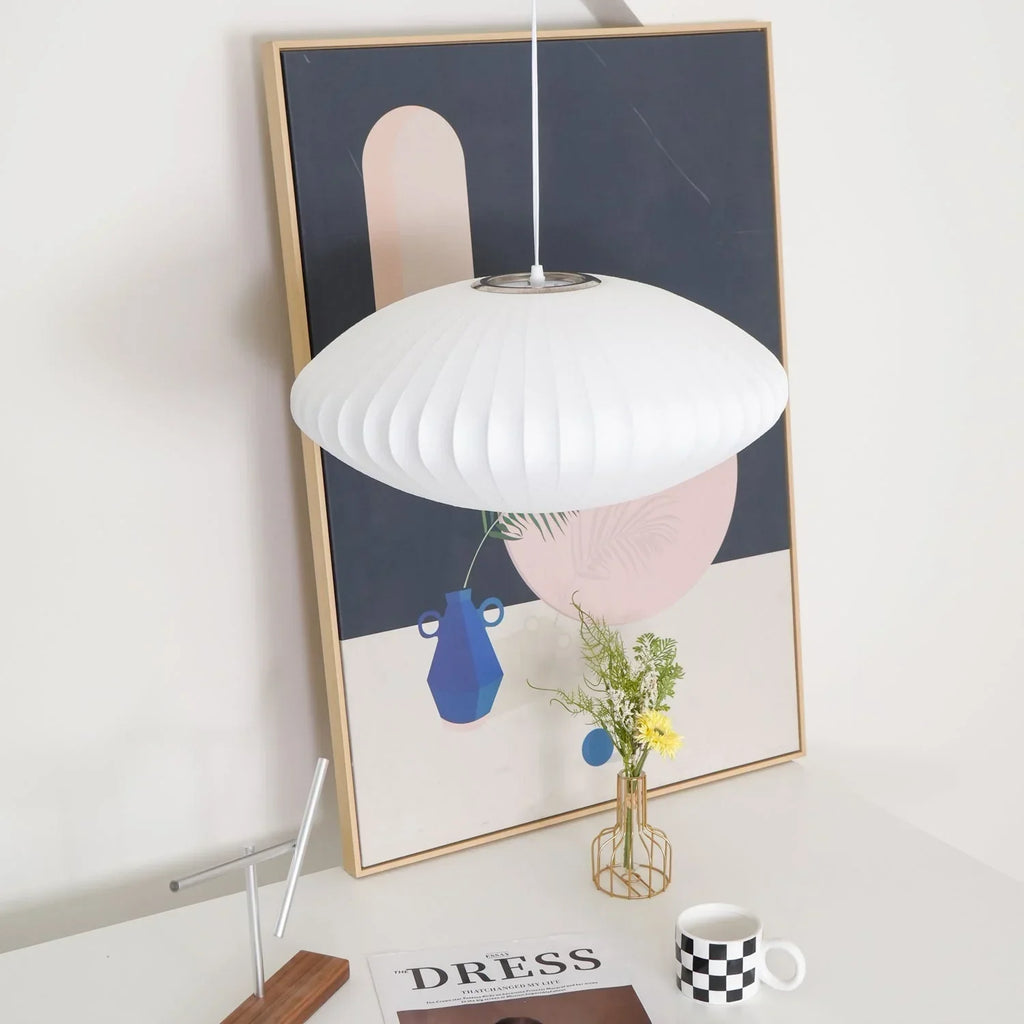 Lampa sufitowa wisząca z jedwabnym abażurem w minimalistycznym stylu