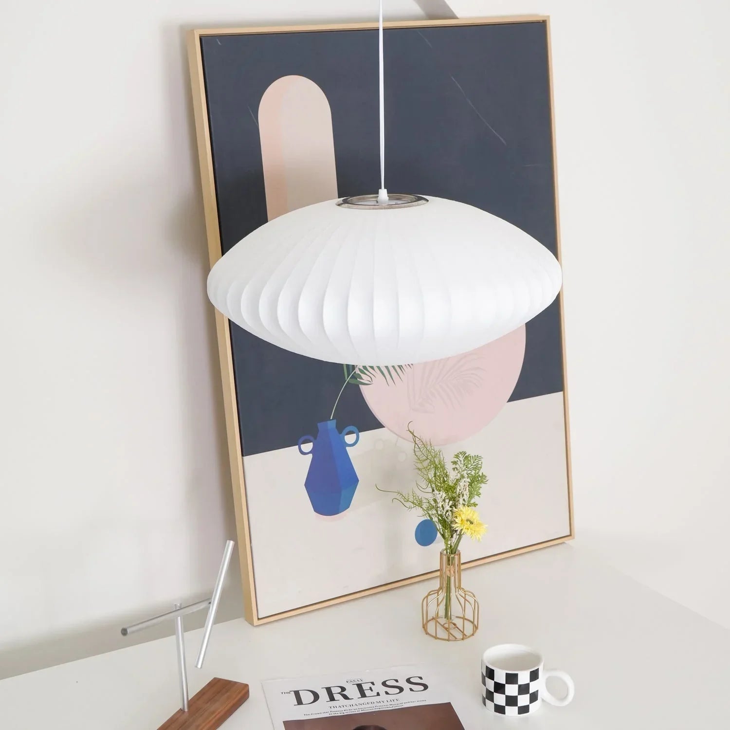 Lampa sufitowa wisząca z jedwabnym abażurem w minimalistycznym stylu