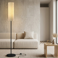 Stojací lampa s nastavitelnou jasností pro atmosféru obývacího pokoje
