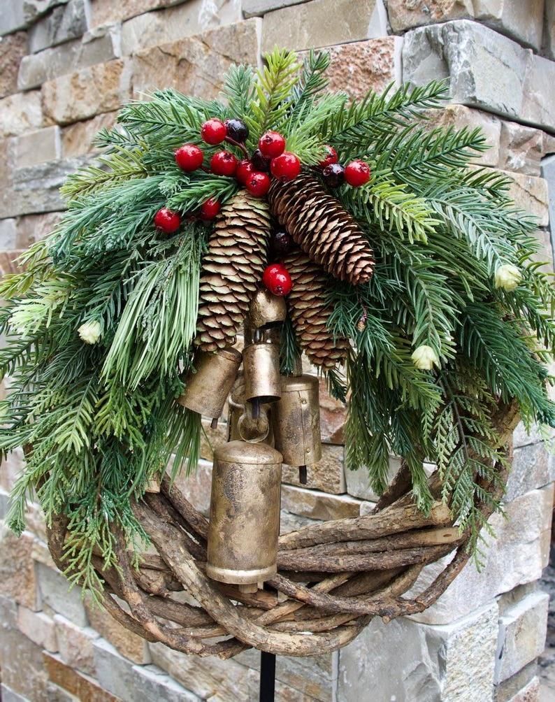 Coroniță de Crăciun Boho Hearth Haven cu clopoței naturali și accente din lemn pentru decor boho